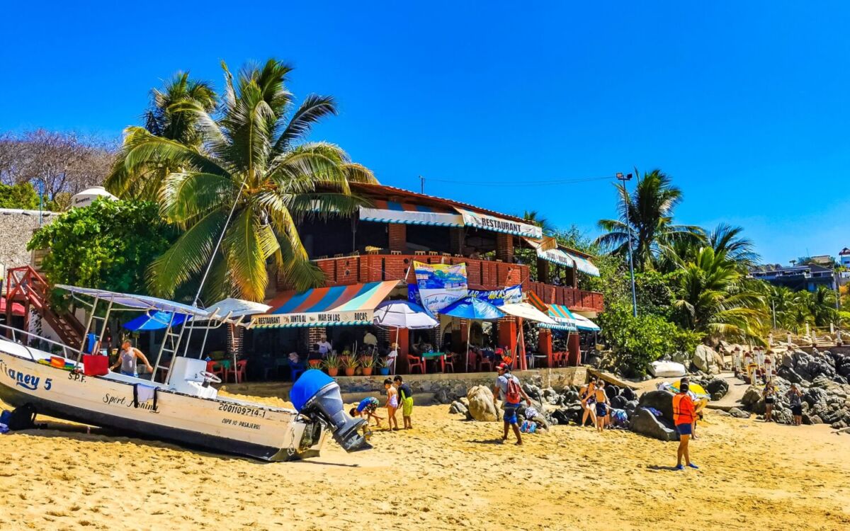palapa rústica frente al mar