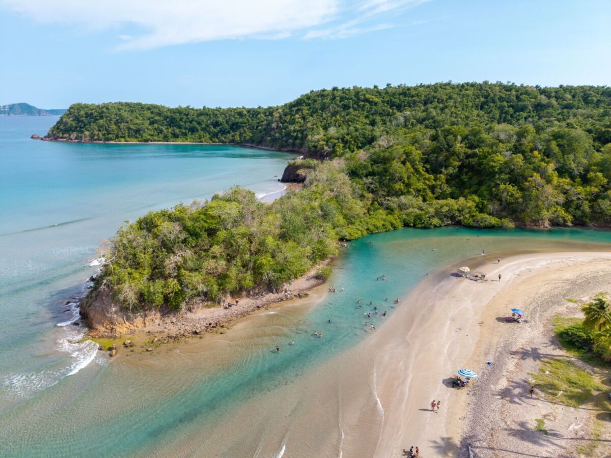 La playa escondida de México que parece falsa: casi no tiene olas, pero sí unos deliciosos camarones al coco