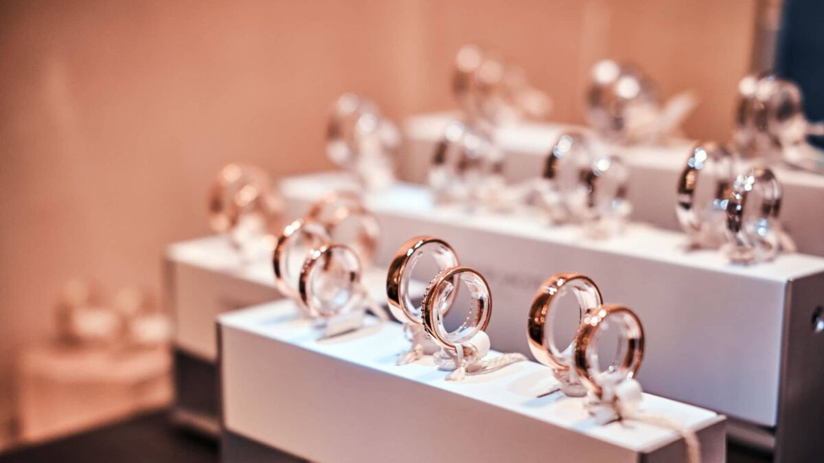 Anillos en un escaparate de joyería en Iguala, Guerrero 