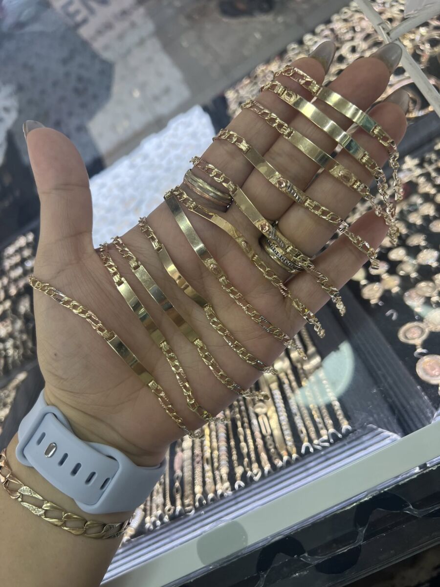 Una mujer exhibe cadenas de oro en el Centro Joyero de iguala Guerrero 