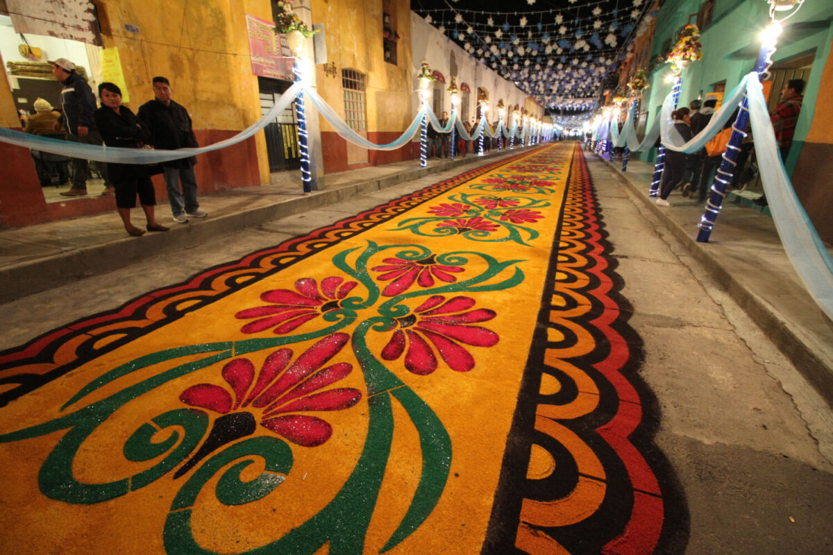 ‘La Noche que Nadie Duerme’ o cuando las calles de Huamantla se llenan de tapetes coloridos