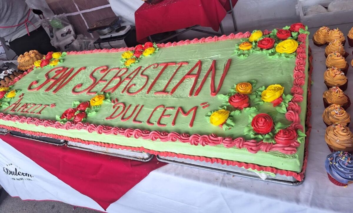 Pastel gigante de la empresa Dulcem en San Sebastián Tenochtitlán
