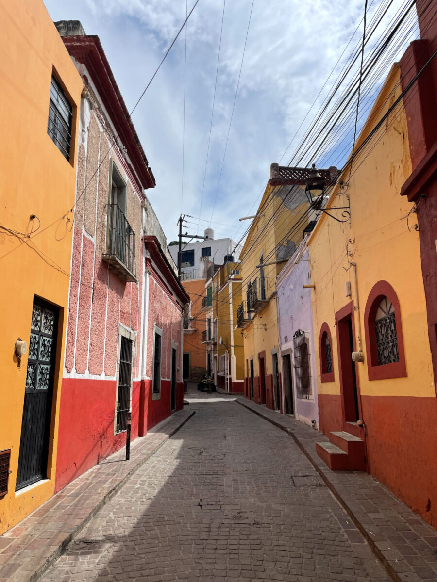 Callejón pintoresco del centro de Guanajuato 