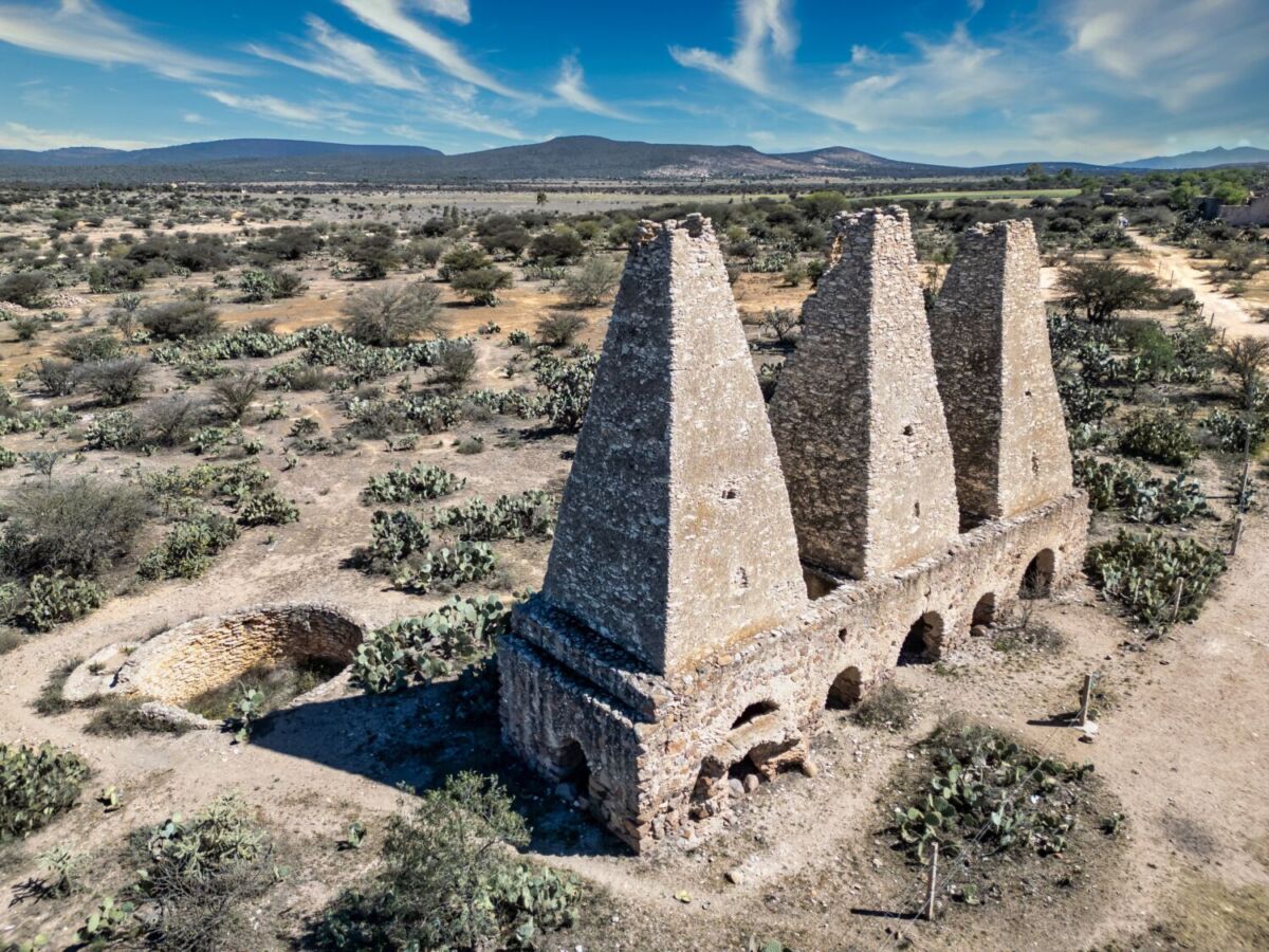 Vista aérea de los hornos mineros coloniales en Mineral de Pozos, Guanajuato