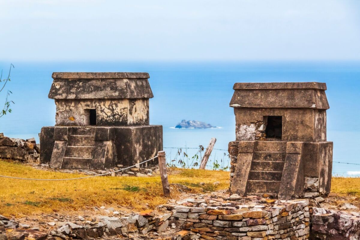 tumbas en forma de templo en quiahuiztlan