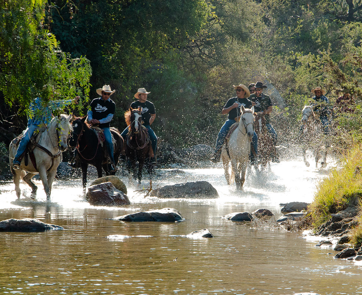 Grupo de turistas cabalgando en los alrededores del Rancho Xotolar 