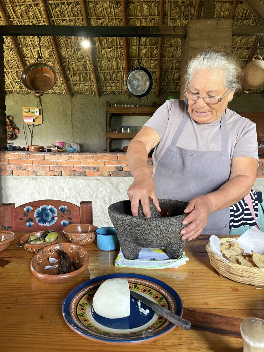 Doña María Luisa preparando una salsa de molcajete en Rancho Xotolar 