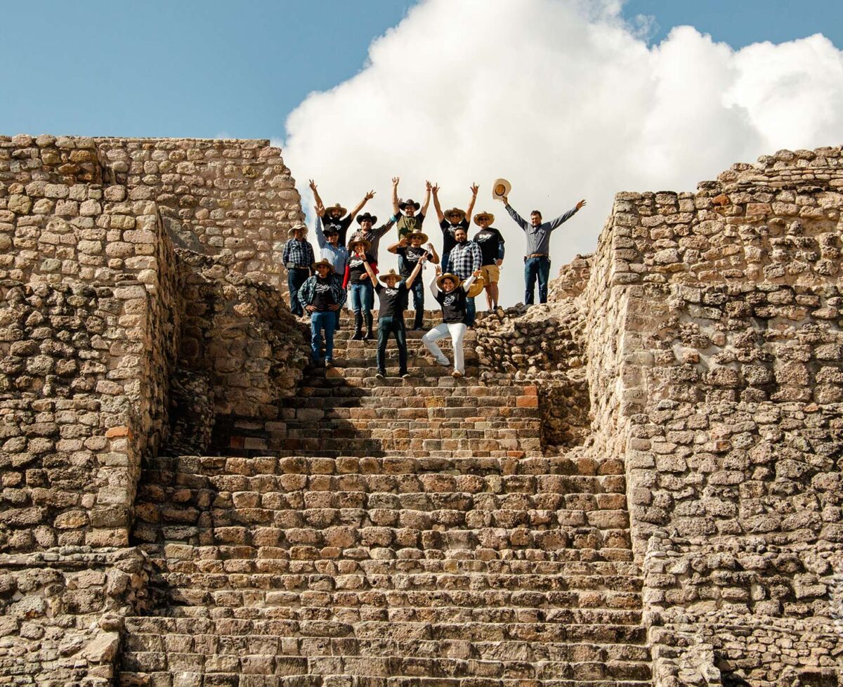 Grupo de turistas en el sitio arqueológico Cañada de la Virgen
