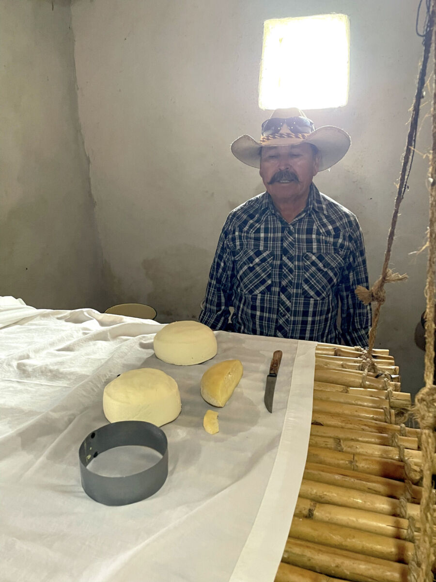 Don Tomás Morín mostrando los quesos frescos en el Rancho Xotolar 