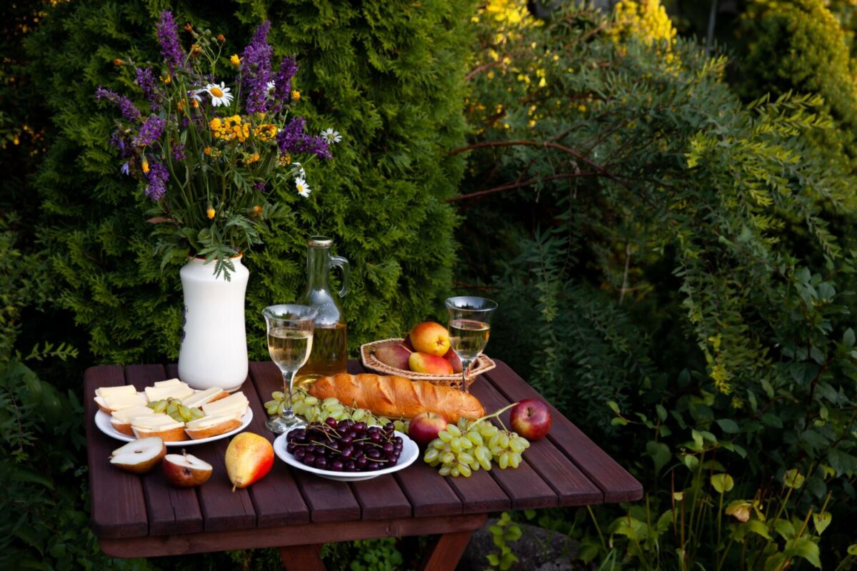 mesa con frutas de temporada