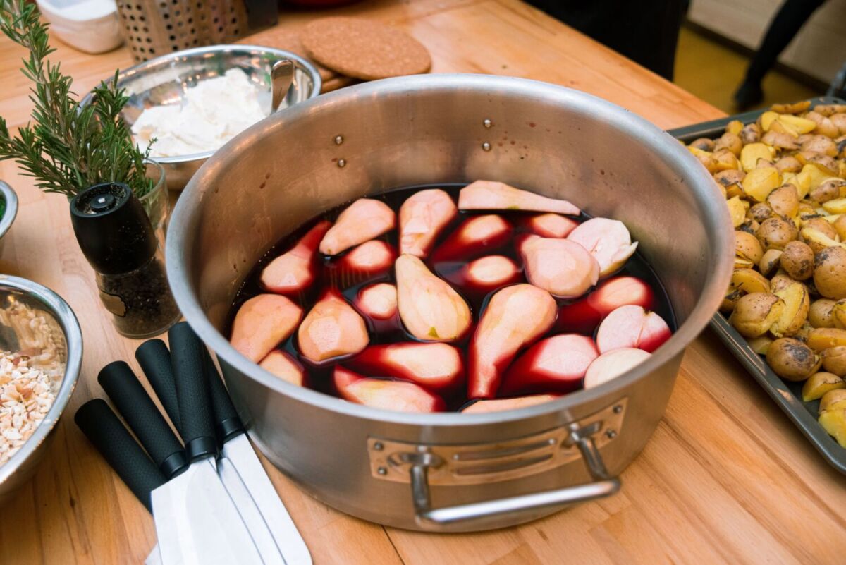 peras al vino tinto en una olla