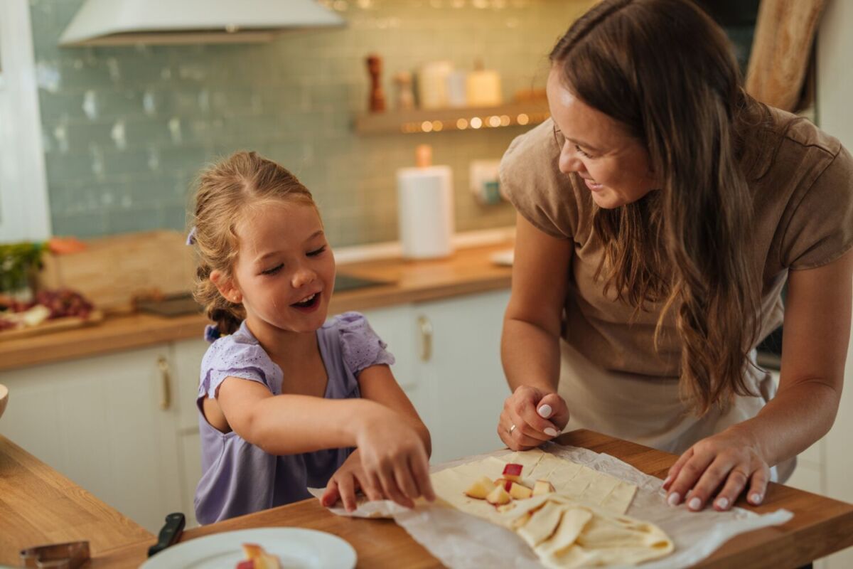 madre e hija preparando un postre