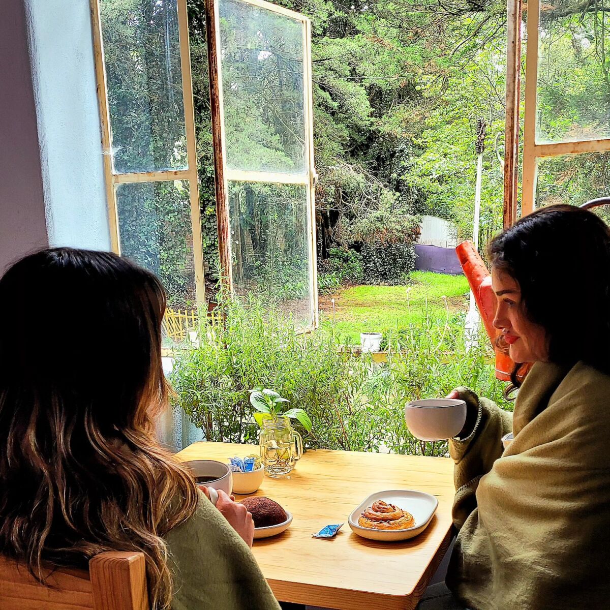 personas desayunando pan y café