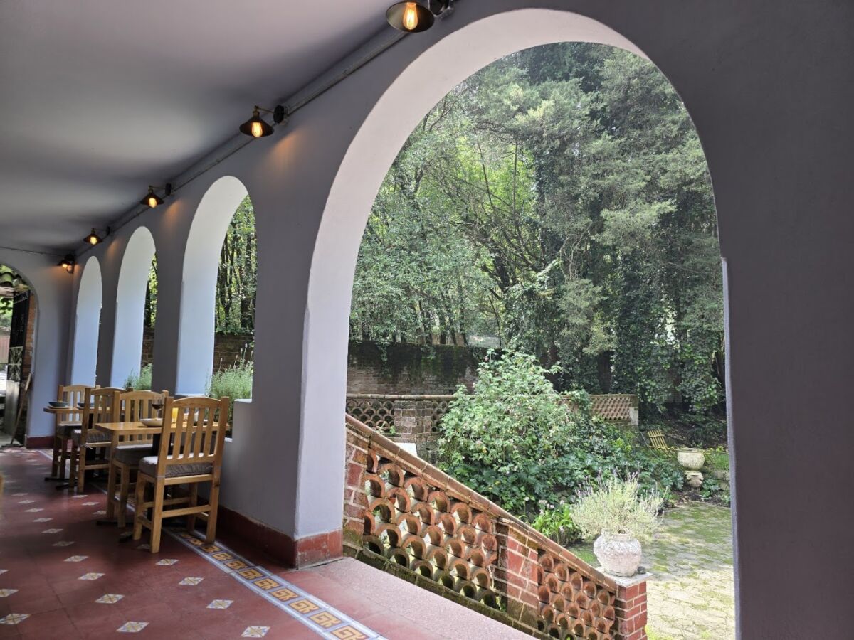 restaurante en medio del bosque