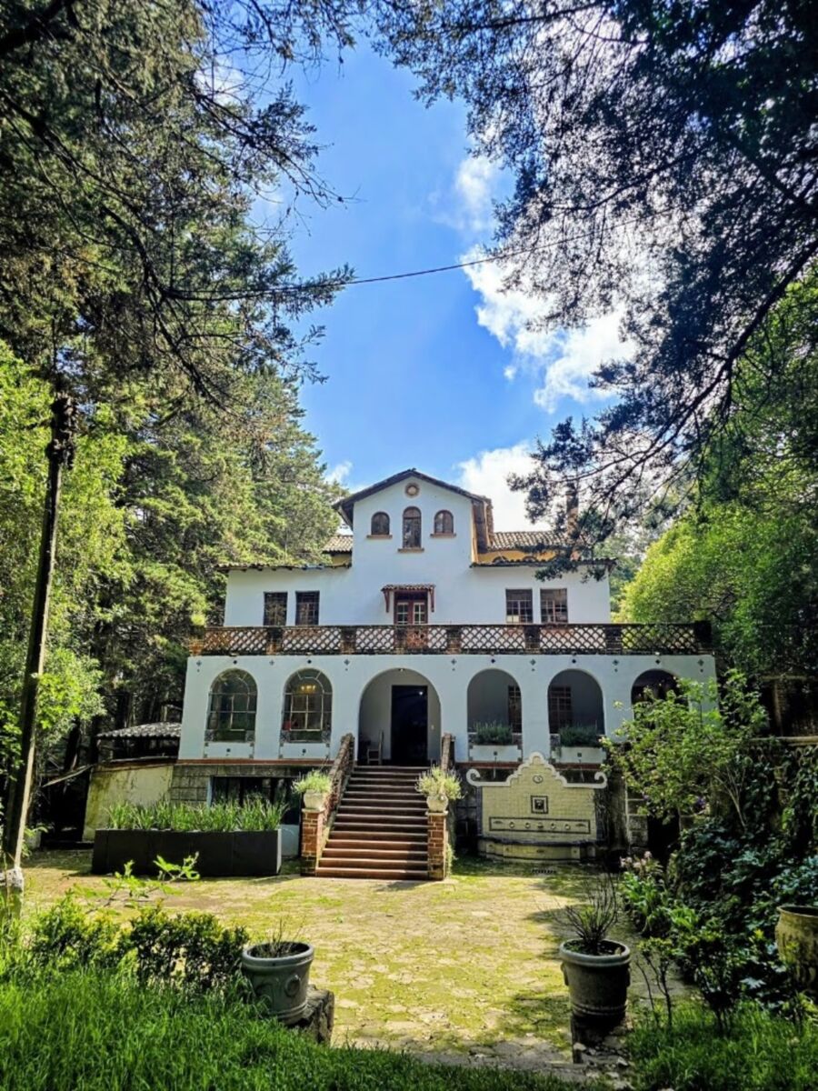 Nadie imagina que dentro de esta casona francesa en plena CDMX se preparan deliciosas enchiladas de mole