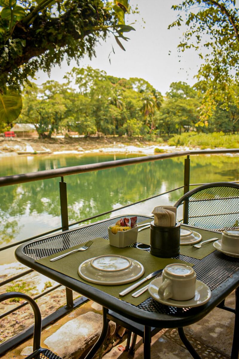Vistas al río desde un restaurante