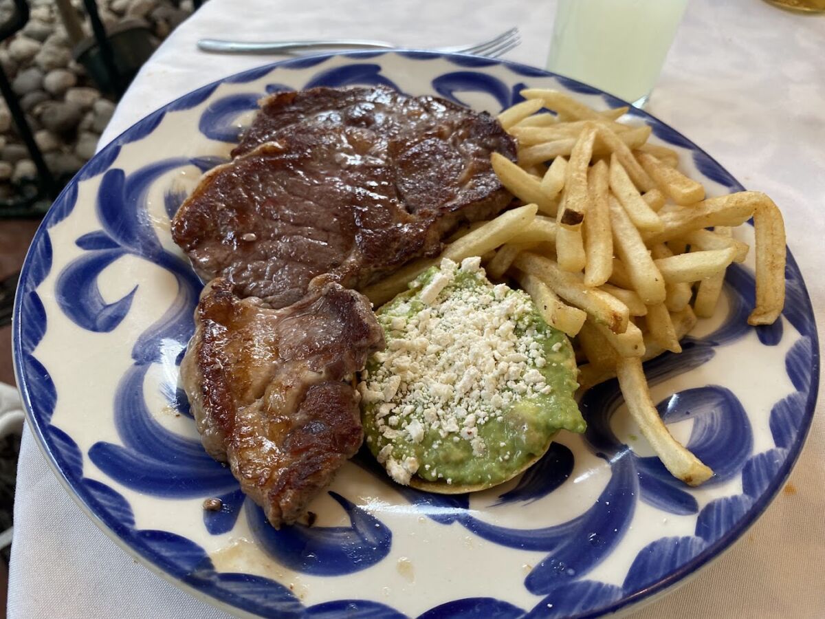 carne asada con papas fritas y guacamole 