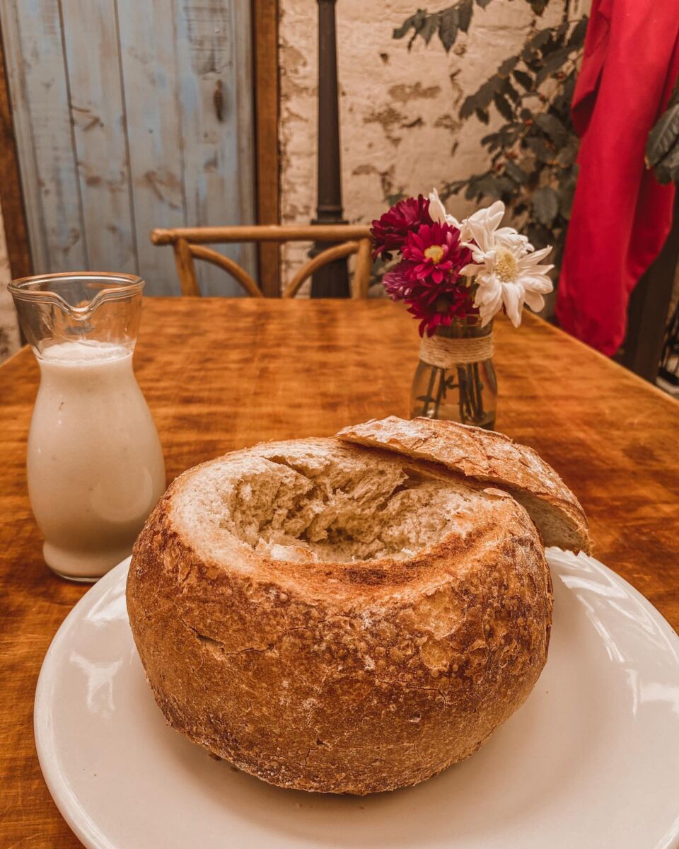 pan con sopa dentro gourmet en restaurante estilo toscano