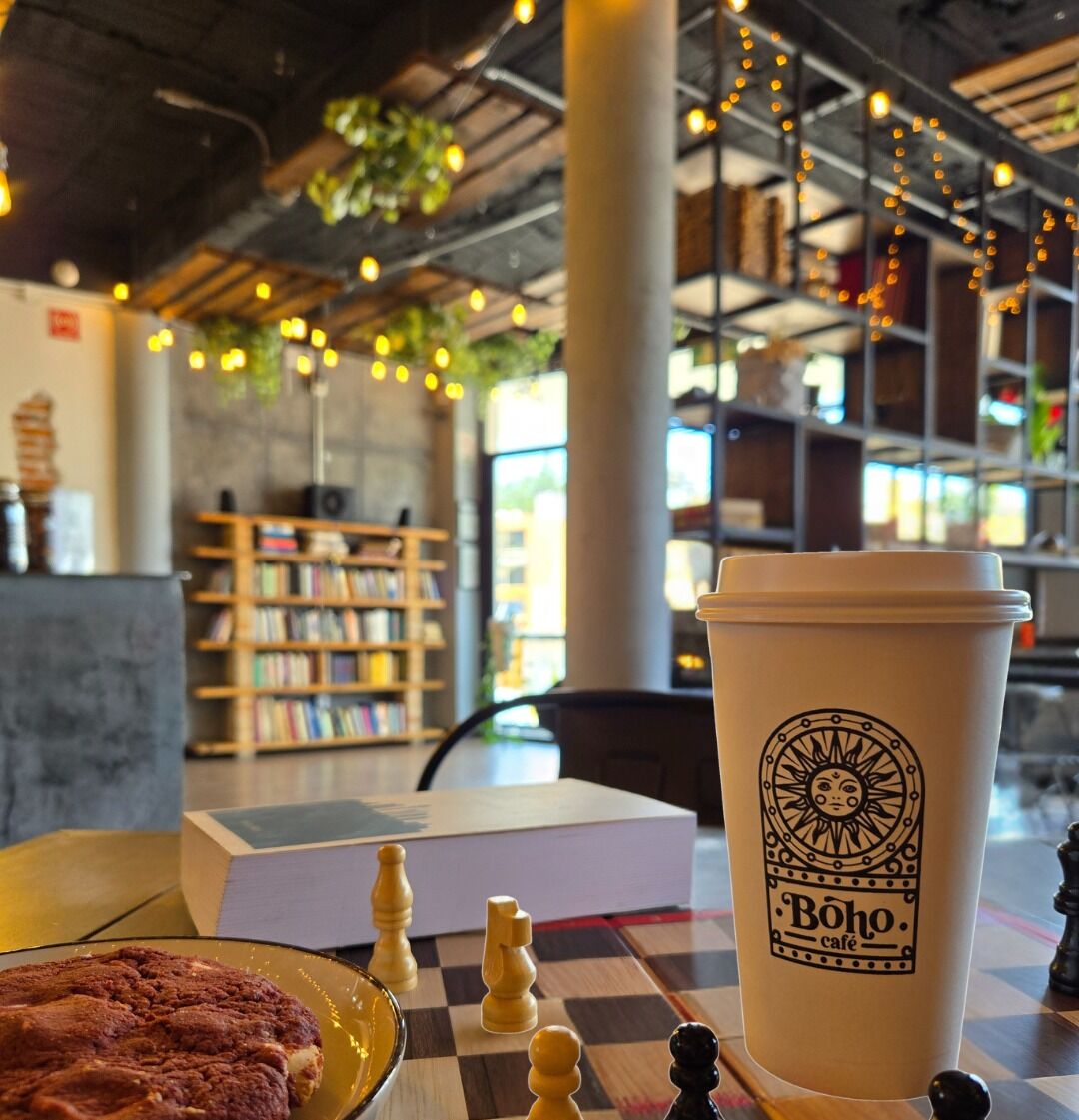 cafetería en Satélite con café, ajedrez y galleta