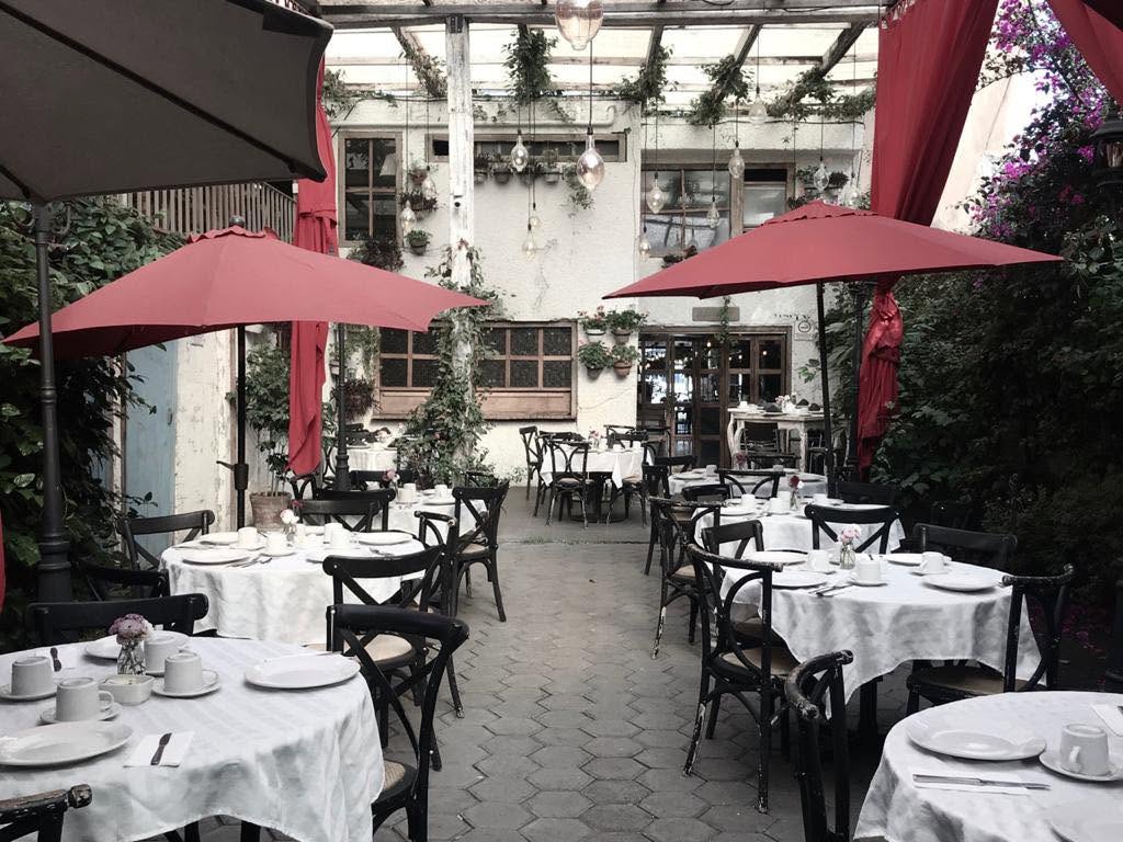 Alessa Café con estilo Toscano y árboles