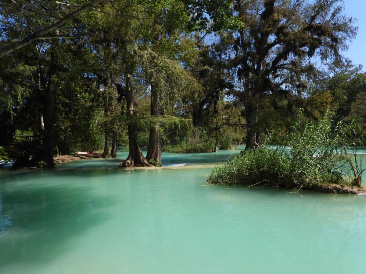río de aguas turquesas