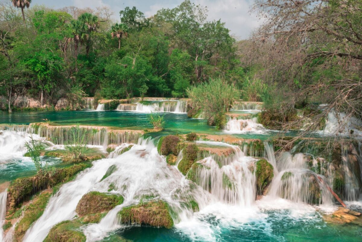 cascada de agua turquesa