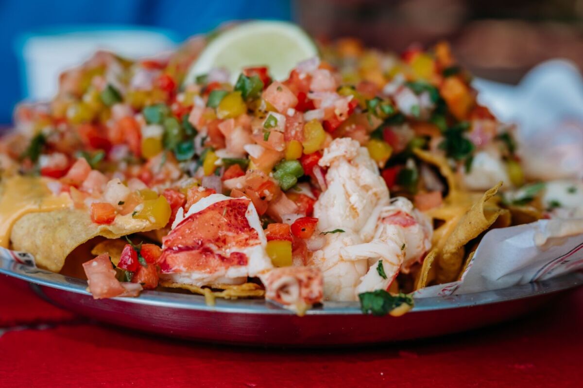 Nachos de mariscos con langosta, camarón y pico de gallo fresco, típicos del malecón de Río Lagartos