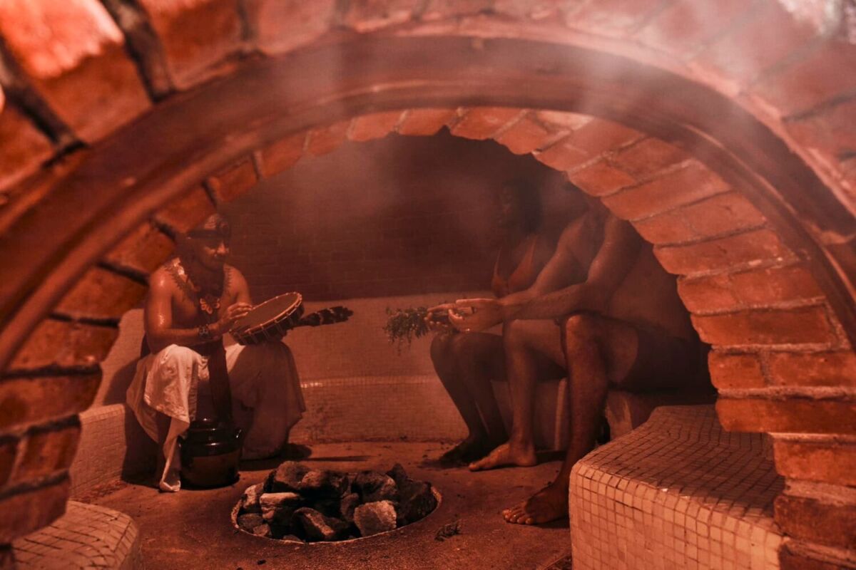 gente haciendo una ceremonia de temazcal