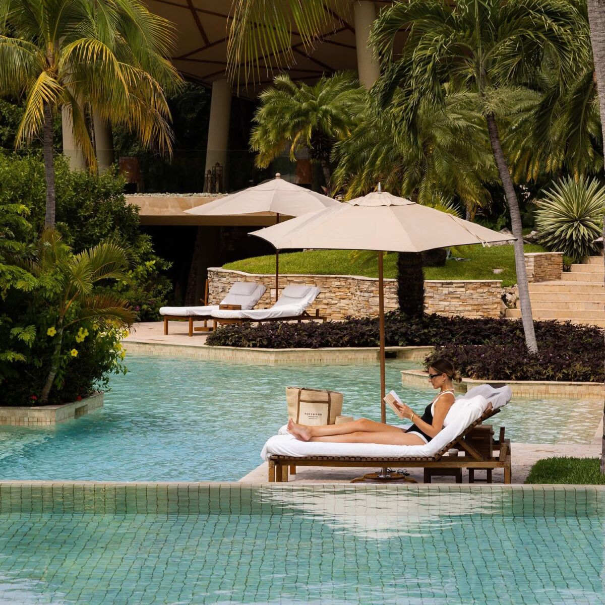 Entramos en el hotel mexicano donde llegas a tu cuarto en lancha y está lleno de albercas privadas