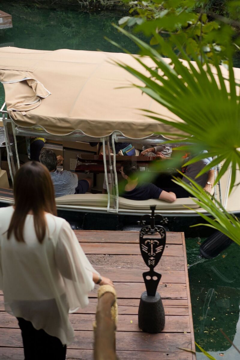 bote en la laguna de rosewood Mayakoba