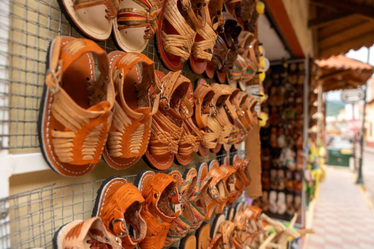 Huaraches hechos a mano colgados afuera de un taller en Sahuayo, Michoacán