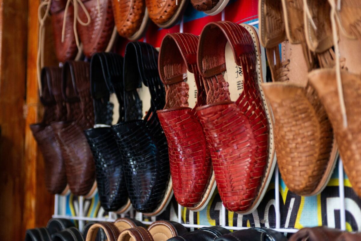 Venta de huaraches artesanales en un mercado de Sahuayo, Michoacán 