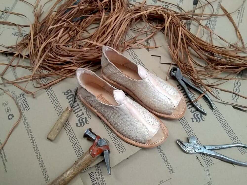 Elaboración de un huarache artesanal en Sahuayo, Michoacán