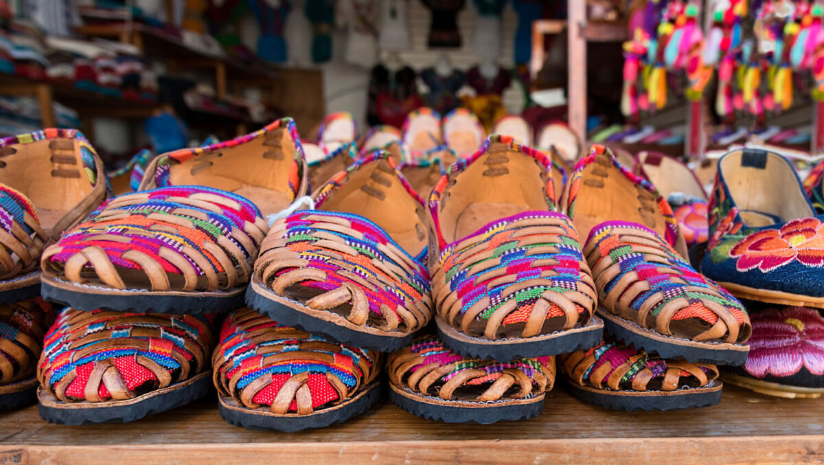 Mercado de Huaraches artesanales de colores 