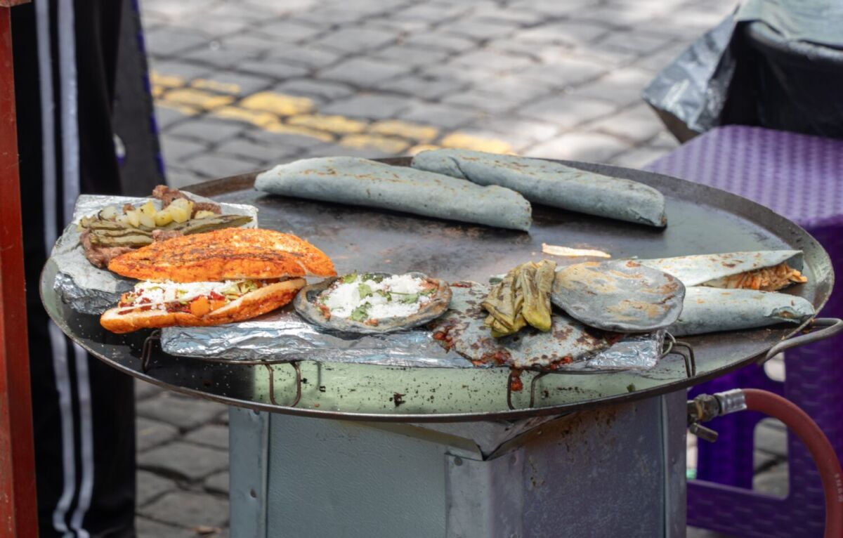 comal con quesadillas y pambazos