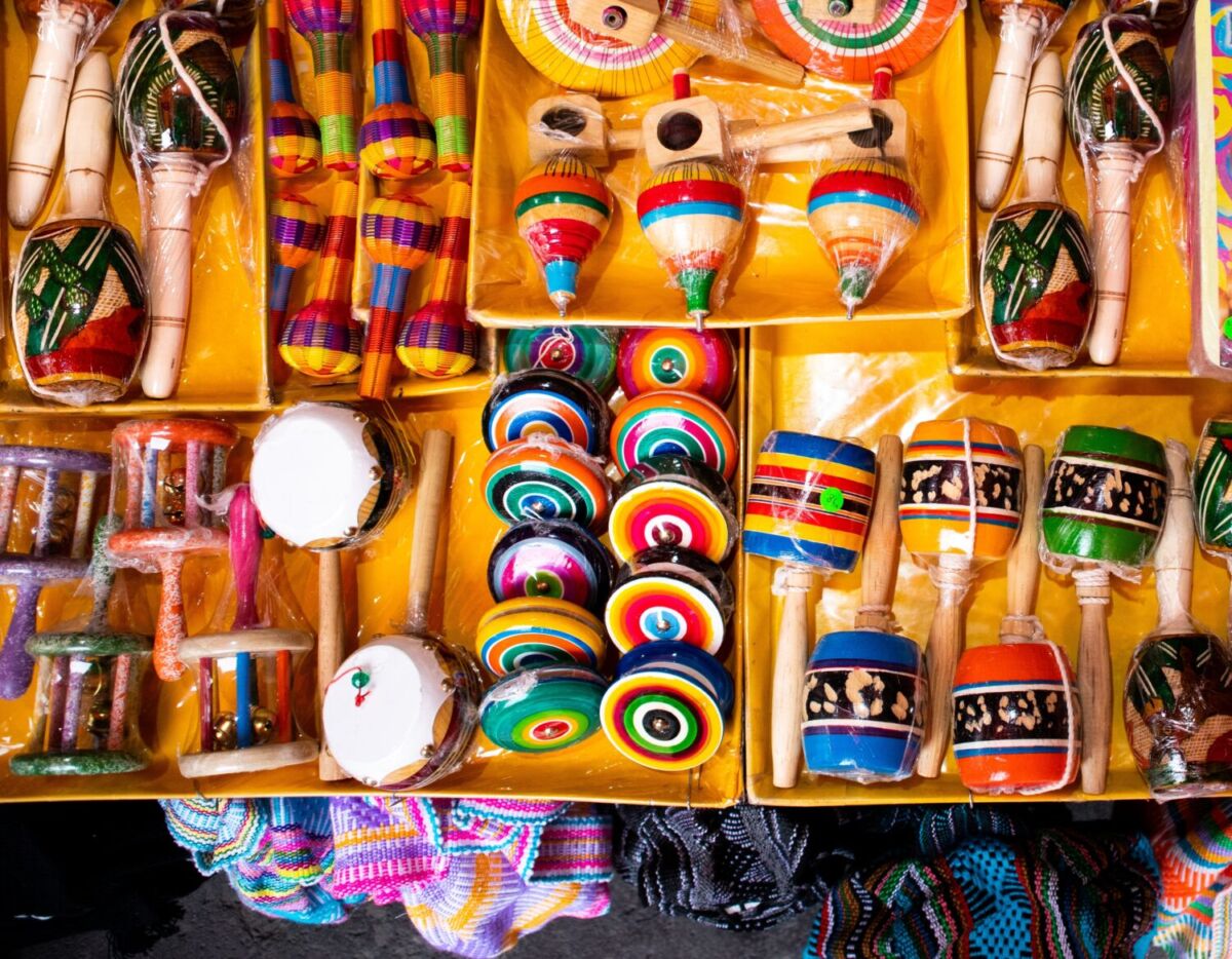 El pueblo del juguete artesanal: yoyos, baleros, trompos y carritos de madera hechos a mano