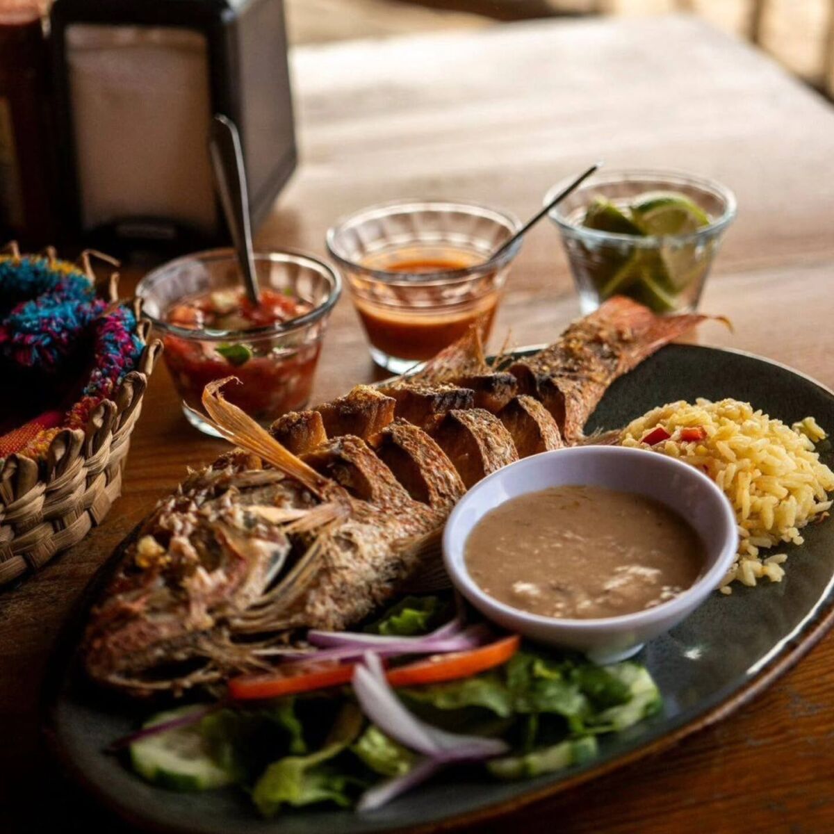Plato de pescado zarandeado en una playa de Nayarit