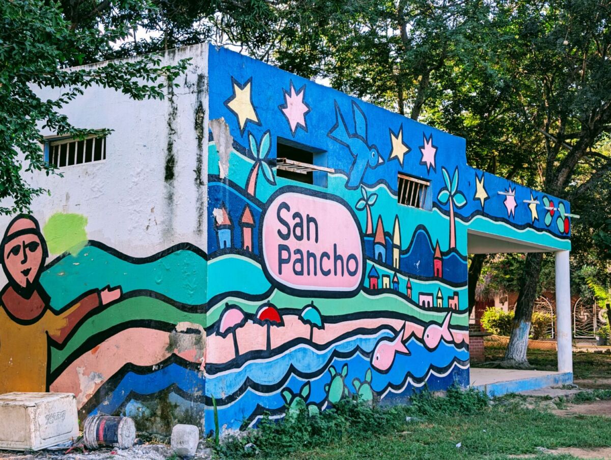 Mural colorido en San Pancho, Nayarit