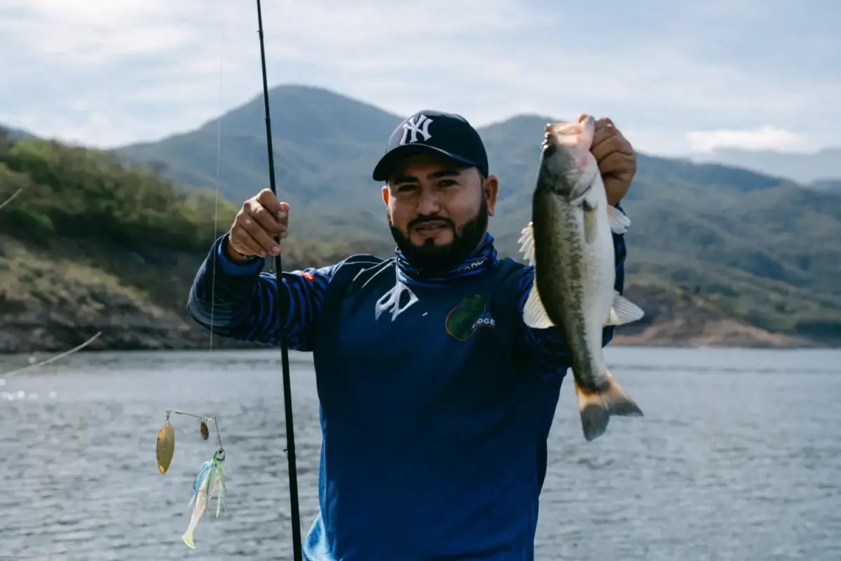 Pescador de Nayarit mostrando un pescado