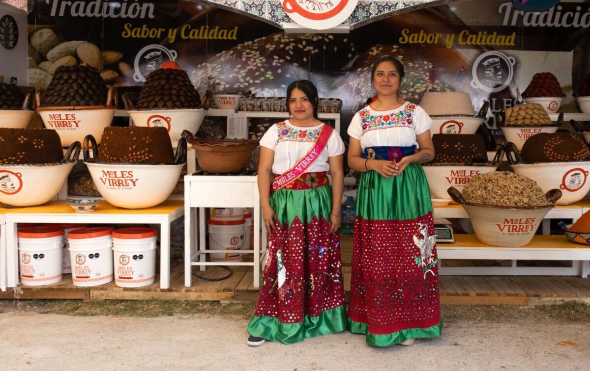 Mujeres de San Pedro Atocpan vendiendo mole