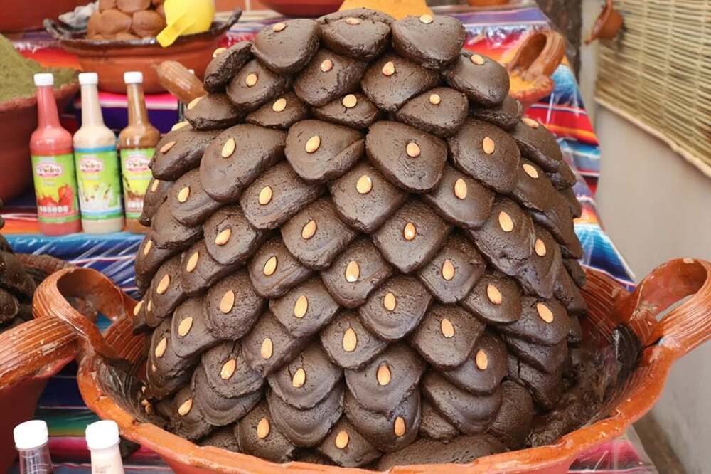Cazuela de barro con mole almendrado en San Pedro Atocpan