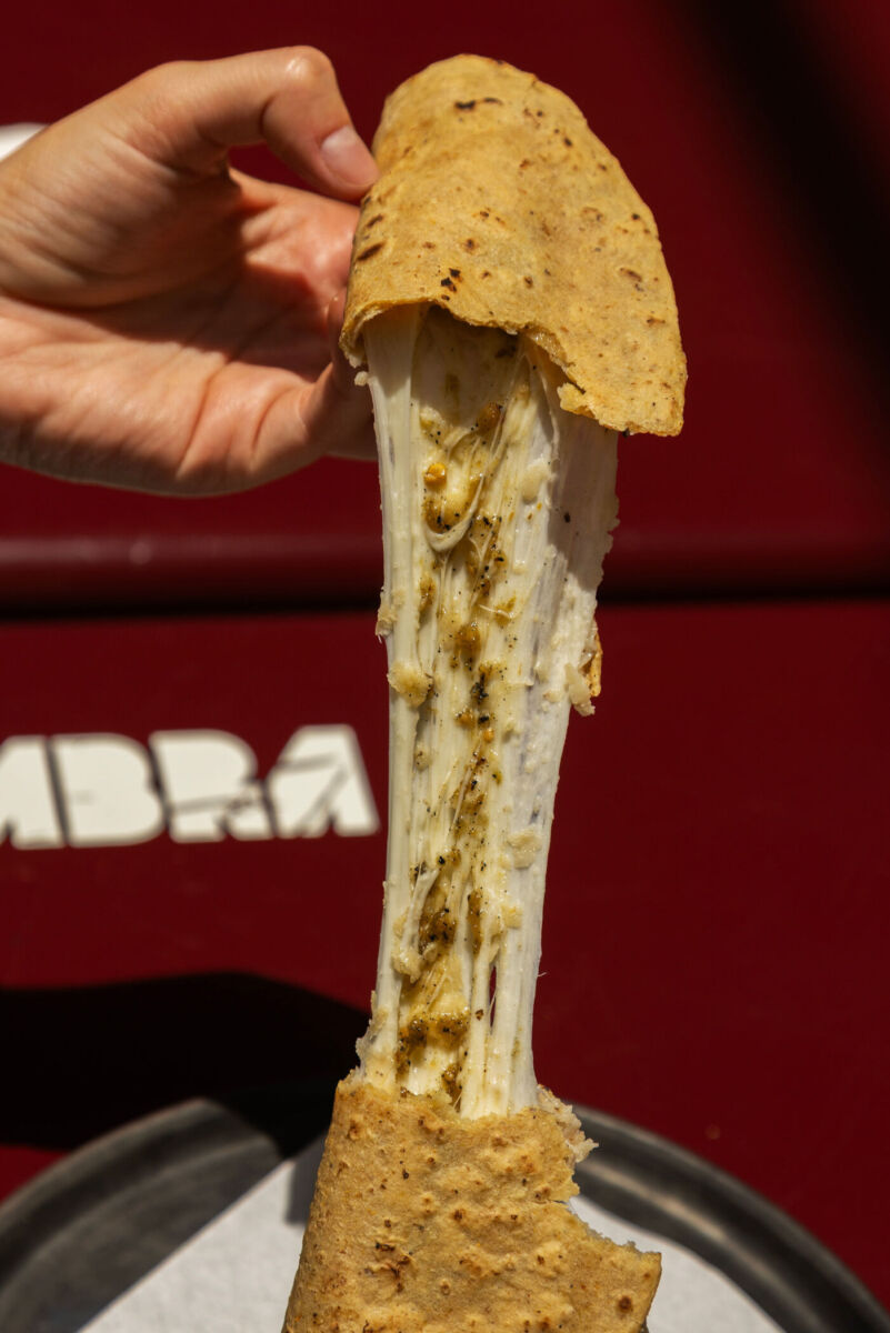 quesadilla con queso derretido