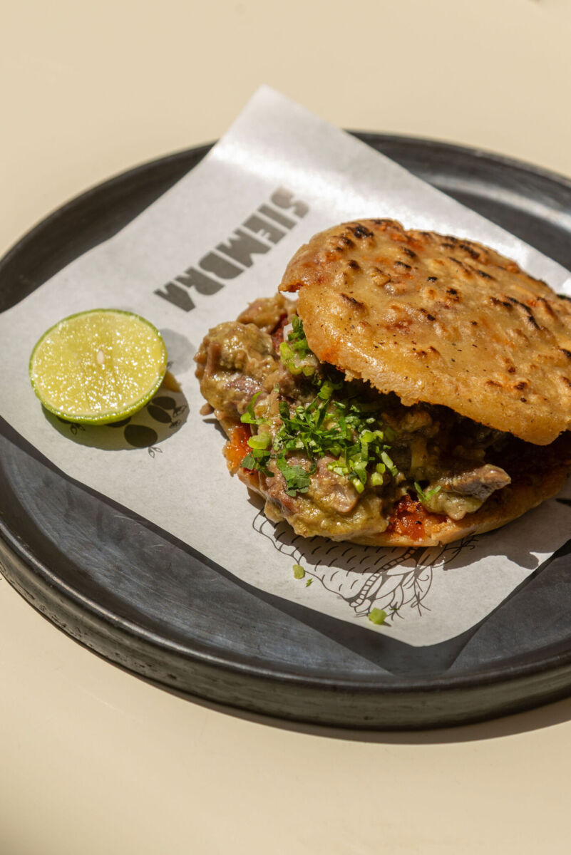 Gordita de chicharrón con limón