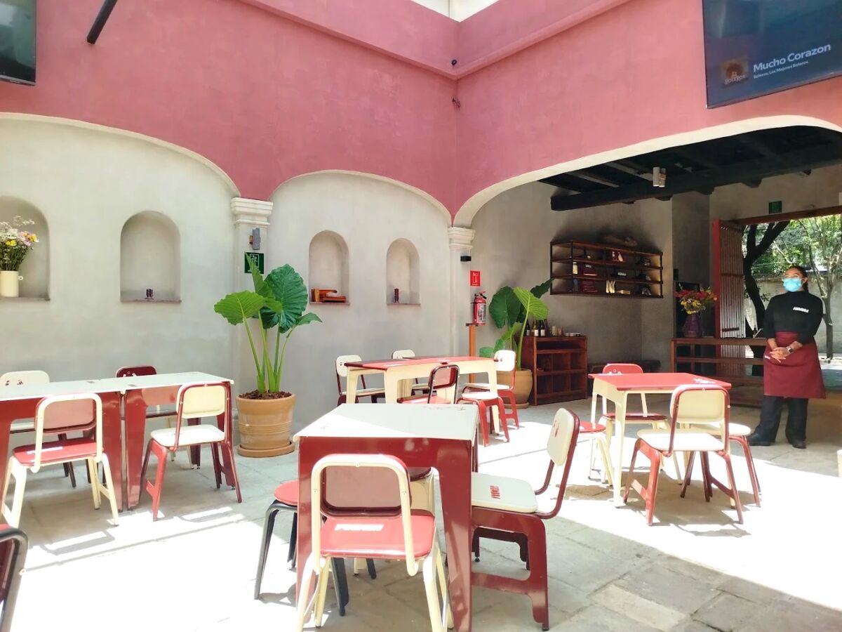 Convirtieron el patio de una casona en la San Miguel Chapultepec en un restaurante de tacos con el mejor maíz de la ciudad
