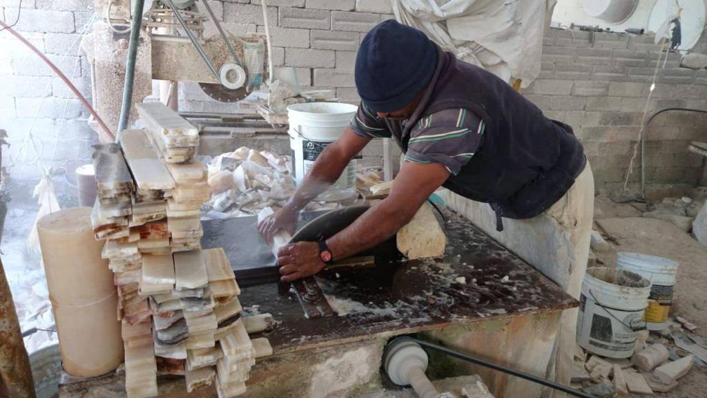Un artesano trabajando en su taller de mármol y ónix en Tecali de Herrera 