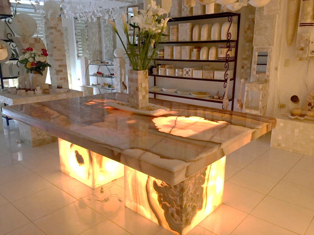 Muebles tallados en mármol en una tienda de Tecali de Herrera
