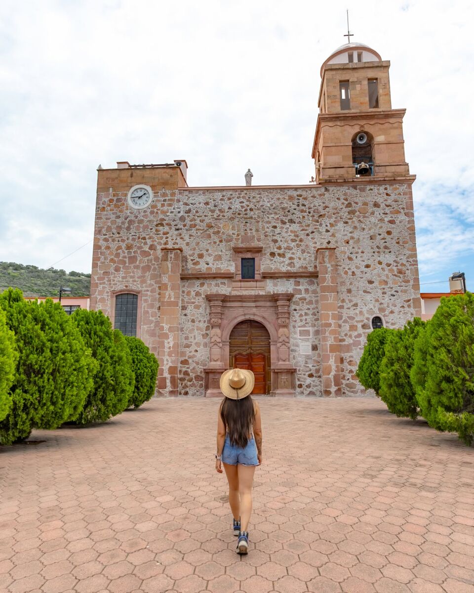 mujer caminando hacia una iglesia en temacapulin