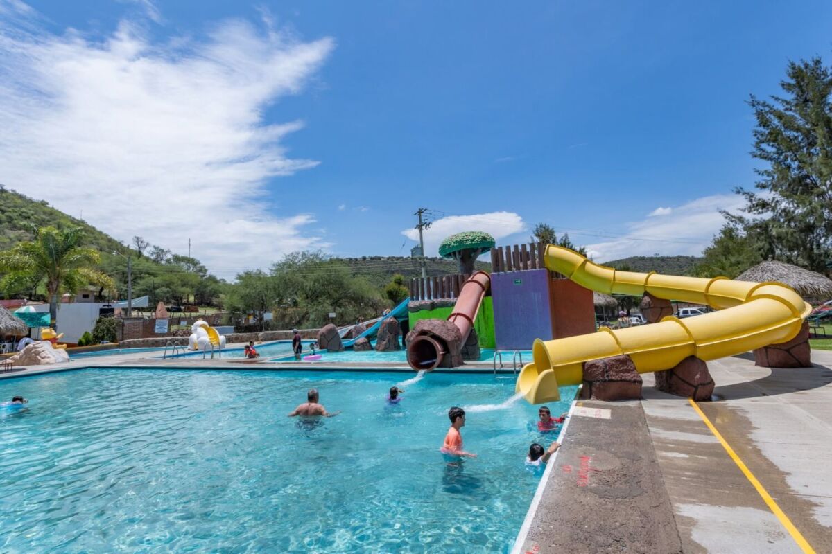 balneario familiar con toboganes