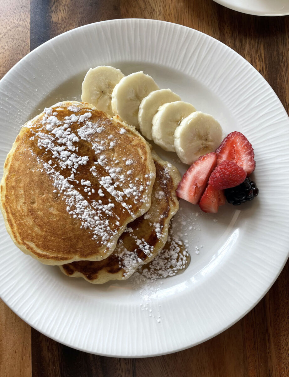 Hot Cakes con plátano y fresas en la terraza de Zócalo Central 