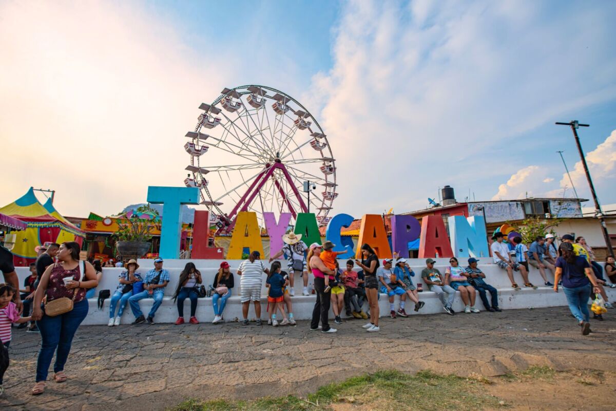 Celebración al atardecer con feria y letras de poblado en Morelos